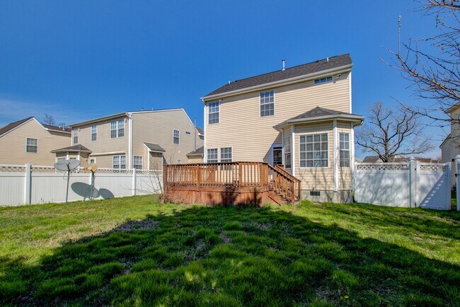 Building Photo - 3 Bed, 2.5 Bath Home Conveniently Located ...