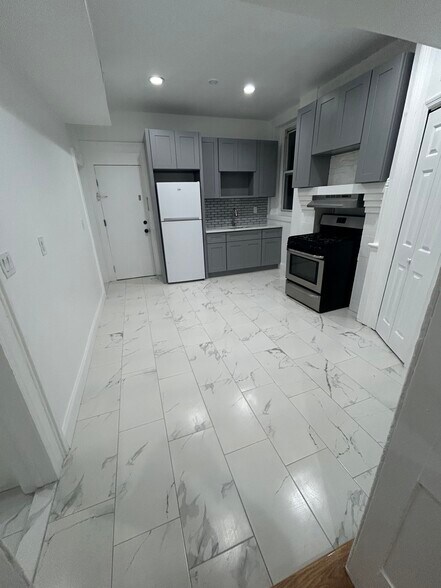 Big Eat- In Kitchen - 8 Elm St