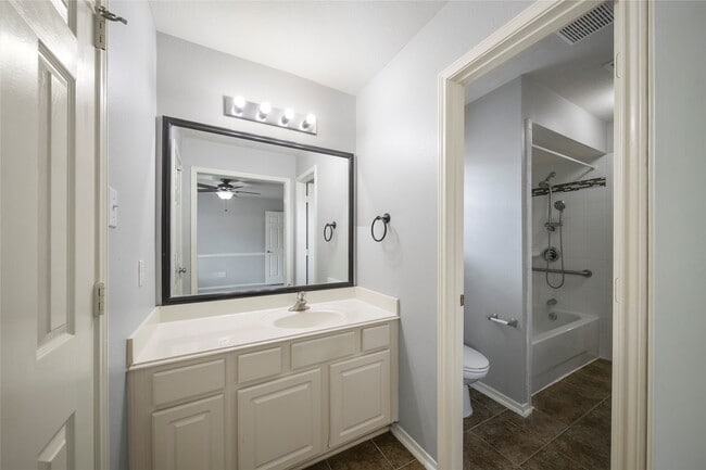 Building Photo - 312 Falcon Lake Dr