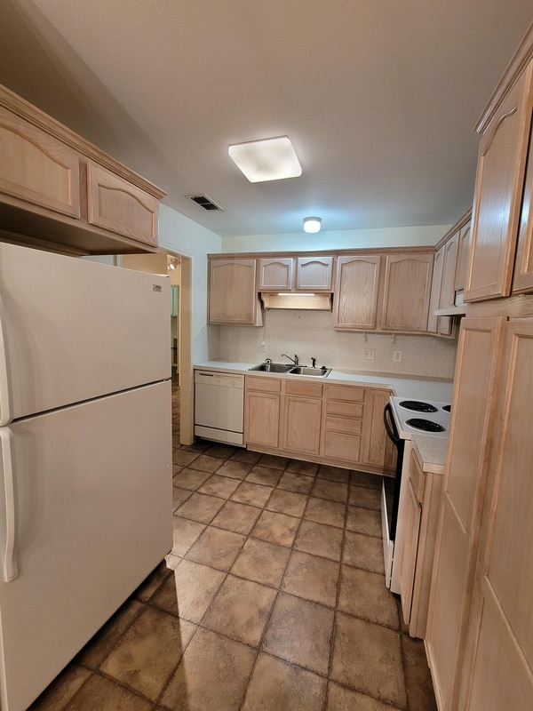 Building Photo - 640 Canada St