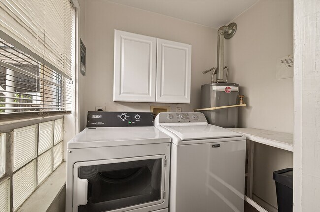 Building Photo - 2021 Southgate Blvd