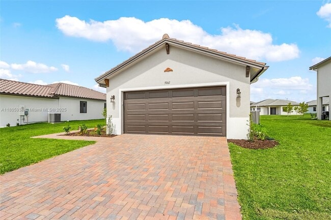 Building Photo - 5061 Penella Ave