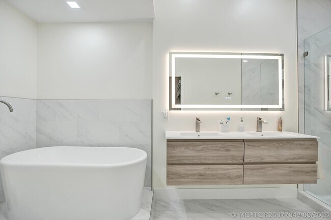 Building Photo - 5355 10th Fairway Dr