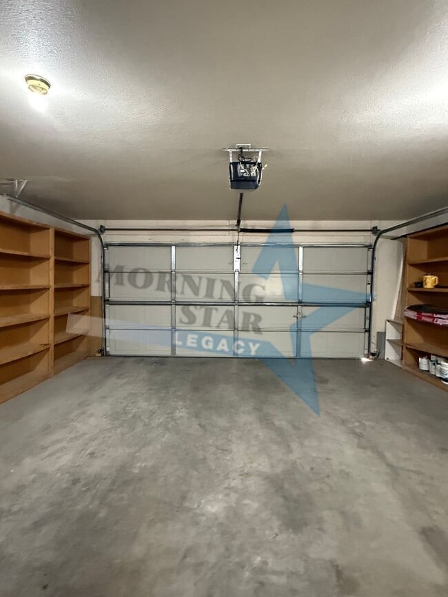 Building Photo - 4 bedroom, 4 bath house - Must see landscaping!