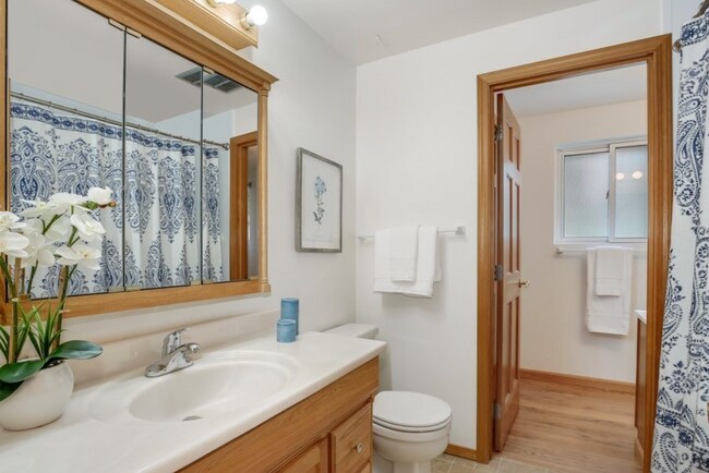 Building Photo - Beautifully Updated 4BR Split-Level Home i...