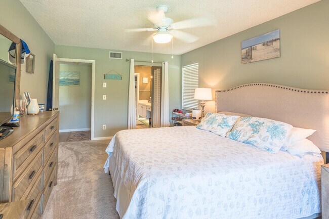 Building Photo - 1401 Pinecrest Cir