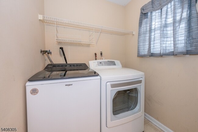 Building Photo - 63 Hickory Way