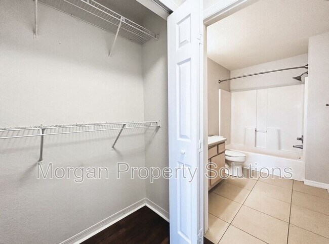 Building Photo - 5463 Vineland Rd