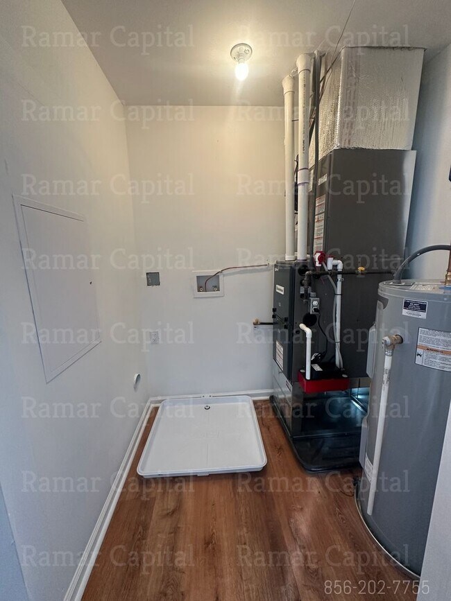 Building Photo - 451 Line St