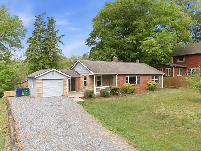 Building Photo - Charming home in Swannanoa, NC