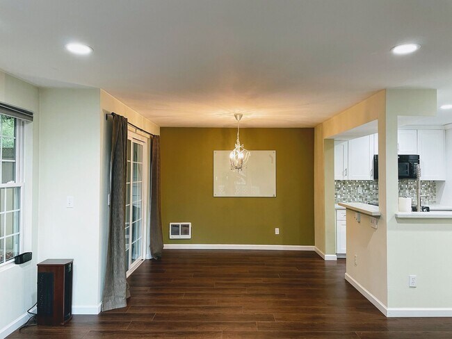 Building Photo - Exquisite Home with 3 Bed and 2.5 Bath in ...