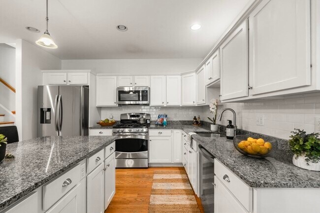 Building Photo - 865 Lagrange St