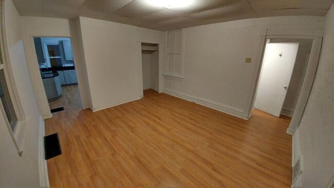 Building Photo - Large 3 bedroom, 2 bathroom freshly renovated house with stainless steel appliances!!