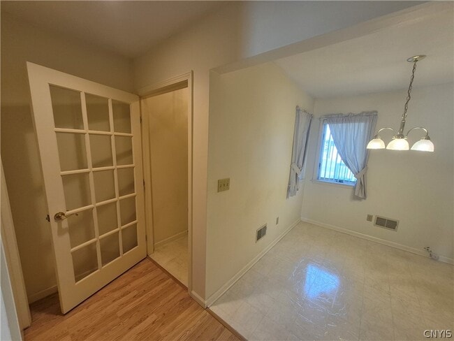 Building Photo - 489 Summerhaven Dr N
