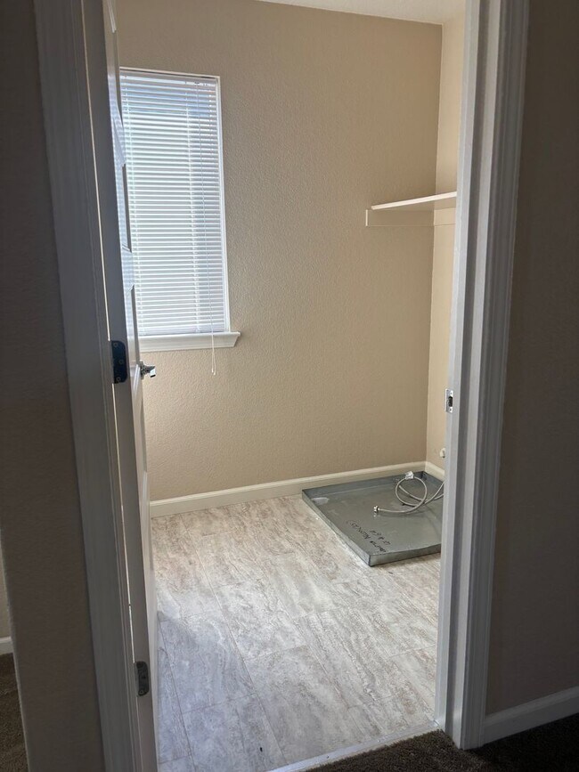 Building Photo - Beautiful 3 bedroom, 2.5 bathroom Home