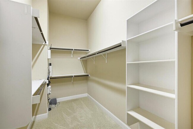 Building Photo - 211 Lake Como Dr