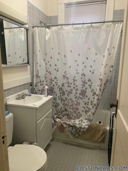 Building Photo - 137 Park Dr