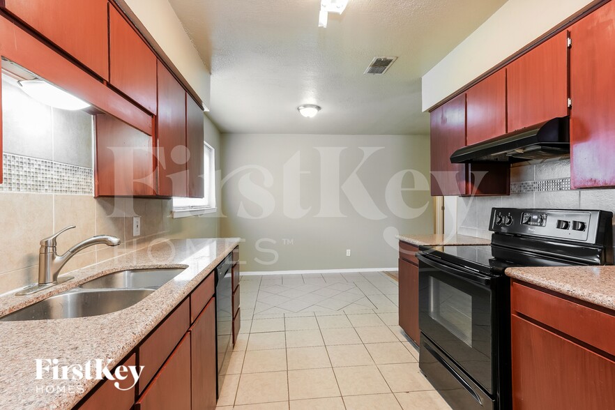 Building Photo - 701 E Mission St