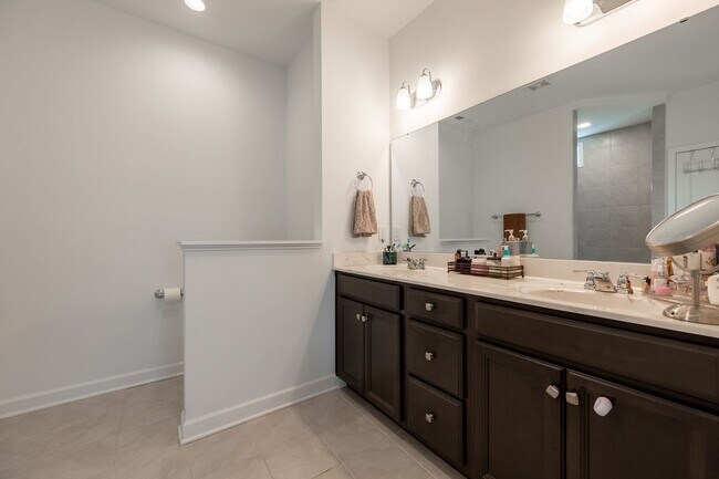 Building Photo - Modern Home with Open Floor Plan in Blacksburg