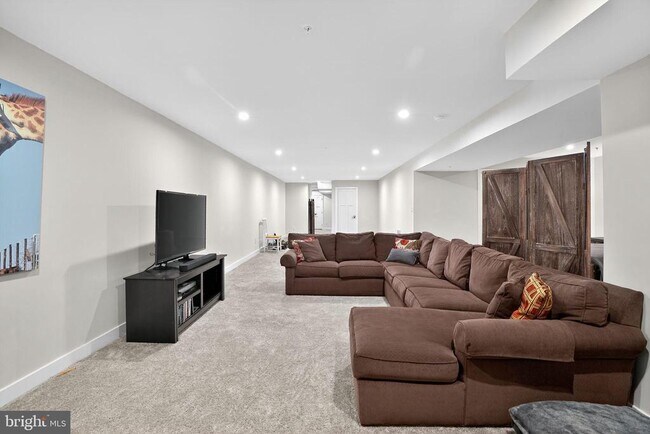 Building Photo - 701 Cascade Way