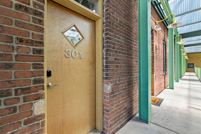 Building Photo - 43 Chestnut St
