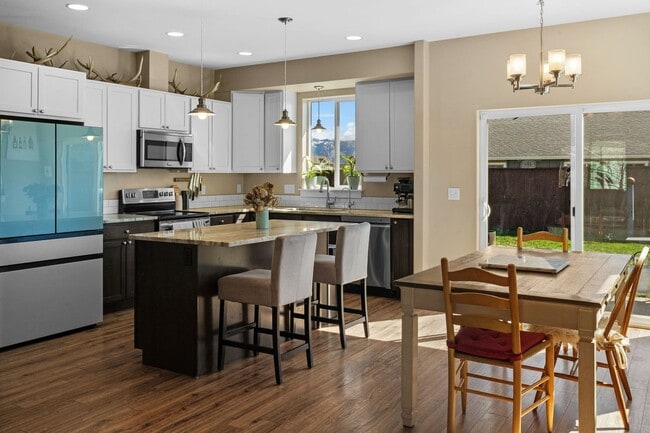 Building Photo - Gorgeous 4 Bedroom Home in Ryen Glenn