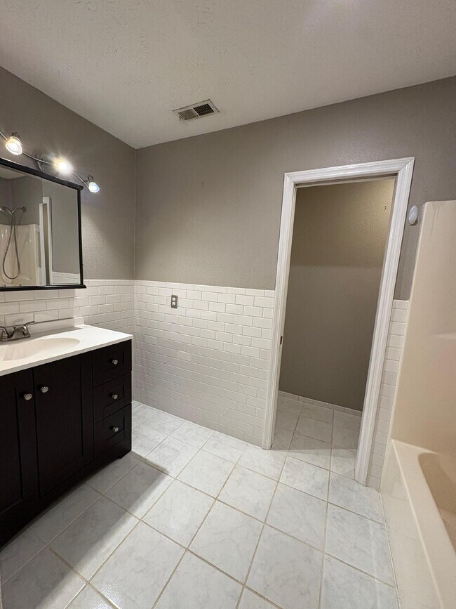 Building Photo - Beautiful executive home, in desirable neighborhood close to schools and Fort Bragg