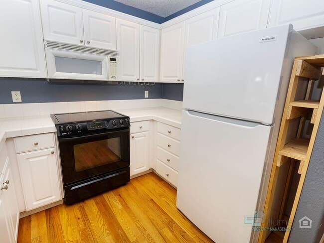 Building Photo - 2 Bedroom, 2.5 Bath Close to Nike and Intel!