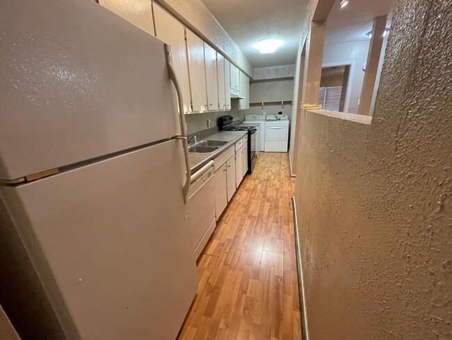 Building Photo - APRIL MOVE IN Spacious 2 Bedroom 2 Bathroom Apartment on Bus Route!