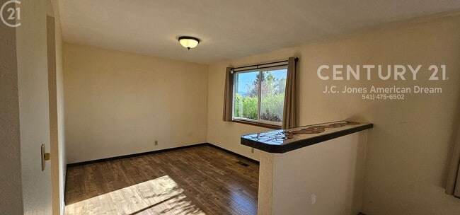 Building Photo - Single Family Home in NE Grants Pass with RV Parking