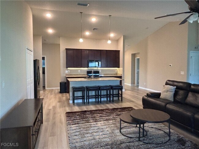 Building Photo - 1005 SW 36th St