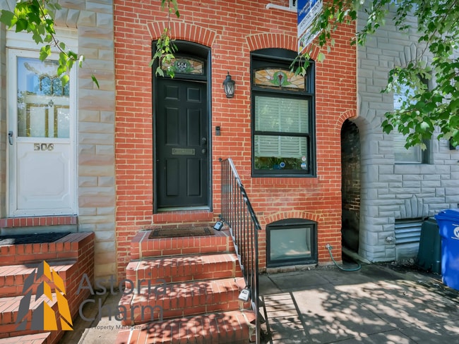 Building Photo - Classic Brick Rowhome with Rooftop Views