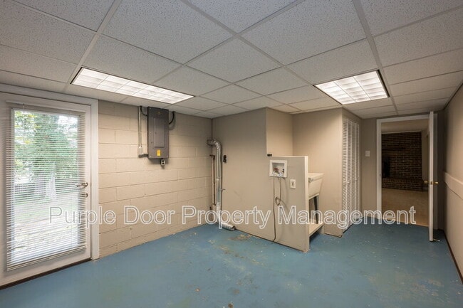 Building Photo - 2369 Brenda Dr SE