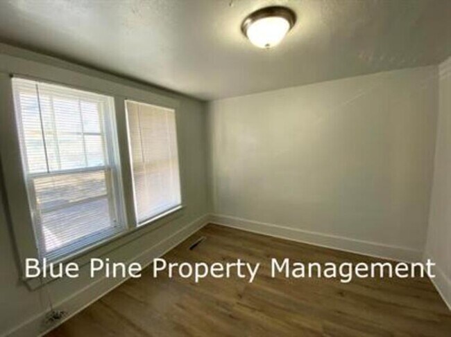 Building Photo - 252 N Shilling Ave