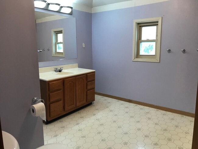 Building Photo - 4 Bedrooms/2 Bath Home with attached Garage