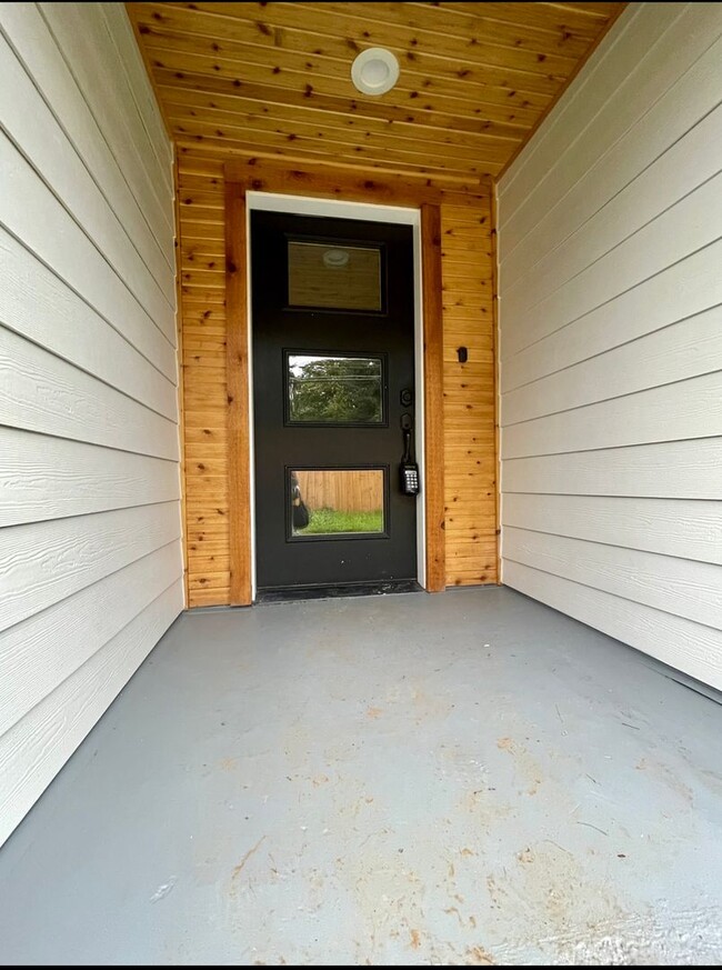 Building Photo - Stunning Mid Century Modern Cottage In Mill Park Neighborhood~  Large Yard w/ Privacy Fence~ Wash...