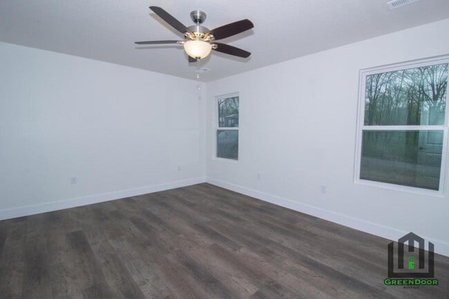 Building Photo - 303 Lion St