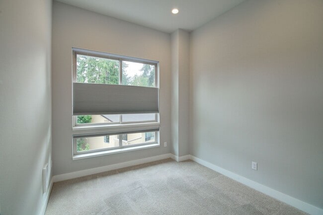 Building Photo - 4Bd/3Ba Bellevue Townhouse