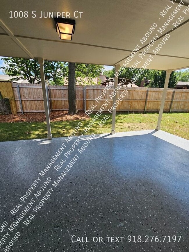 Building Photo - 1008 S Juniper Ct