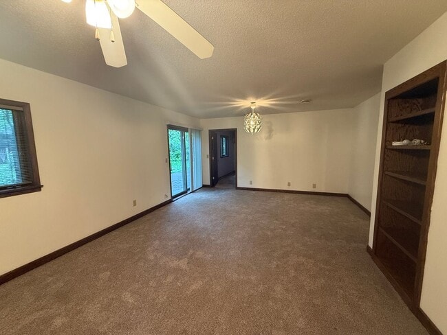 Building Photo - Three Bedroom - Two Bathroom Rambler in Bu...