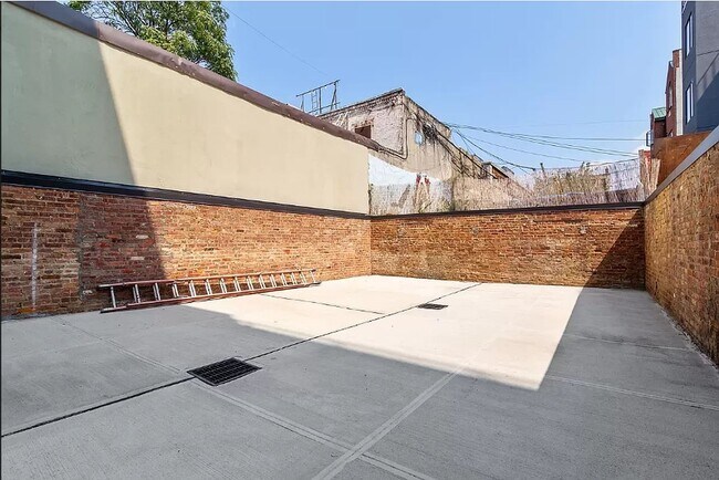 Building Photo - 154 Graham Avenue