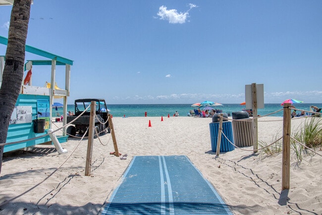 Building Photo - 800 Parkview Dr