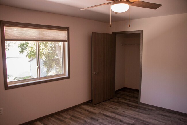 Building Photo - 2 Bed With 2 Car Attached Garage!- End Unit!