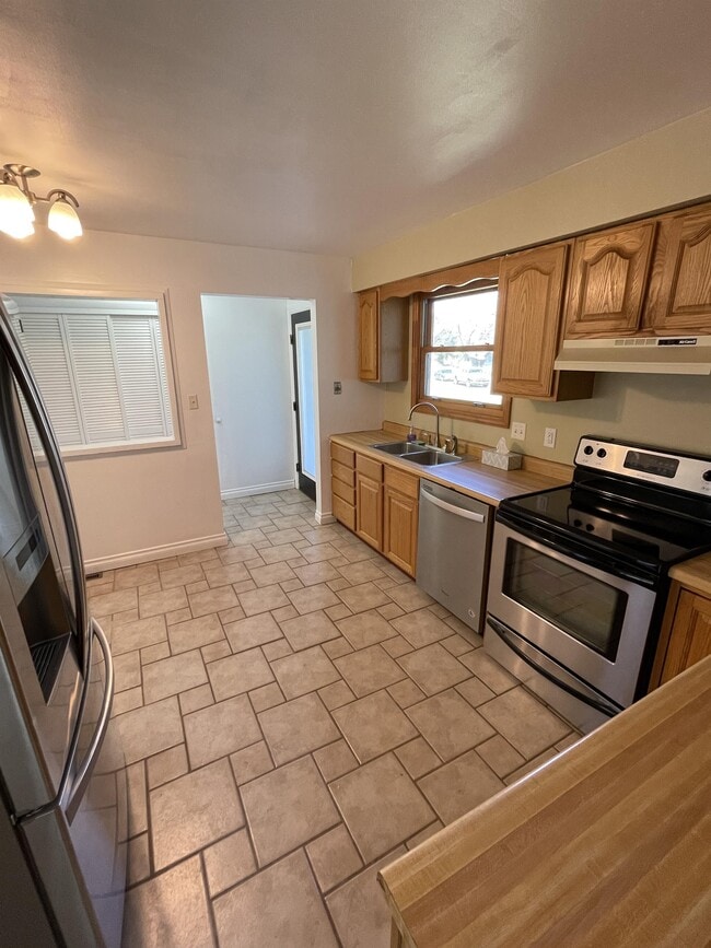 Building Photo - 820 48th St S