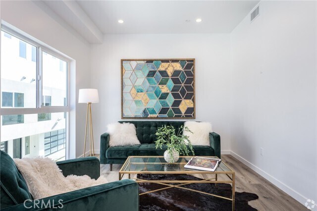 Building Photo - 5655 Hazeltine Ave