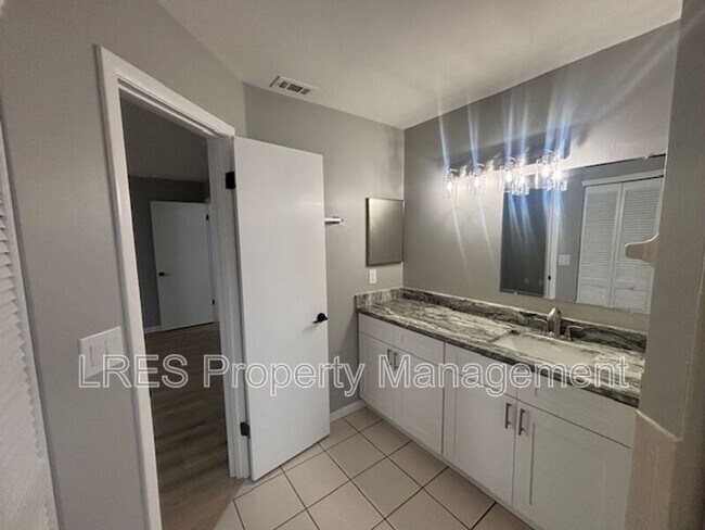 Building Photo - 1004 Stout Ct