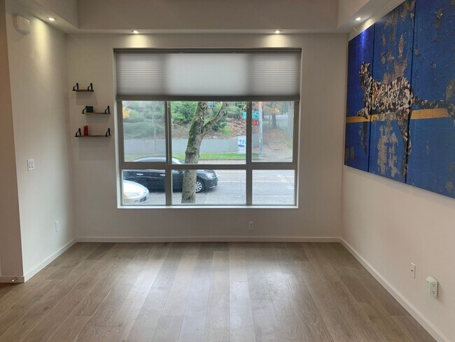 Building Photo - High End Madison Valley Row House !