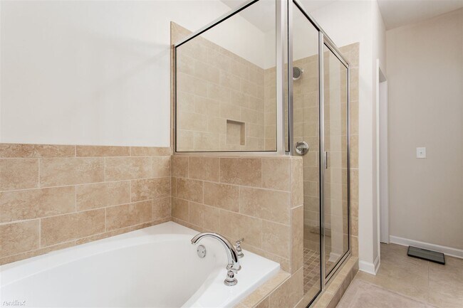 Building Photo - 3 br, 3.5 bath Townhome - 745 Fountainhead...