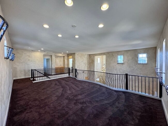 Building Photo - FOR LEASE: Stunning expansive 3 Bedroom Re...