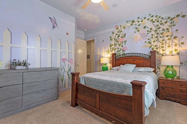 Building Photo - Spacious 5 bed 3 bath with large back yard.